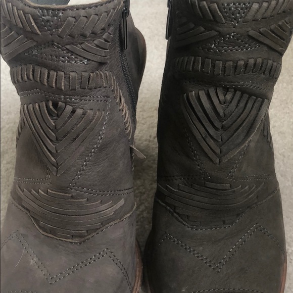 Vince Camuto brown suede booties - Picture 3 of 4